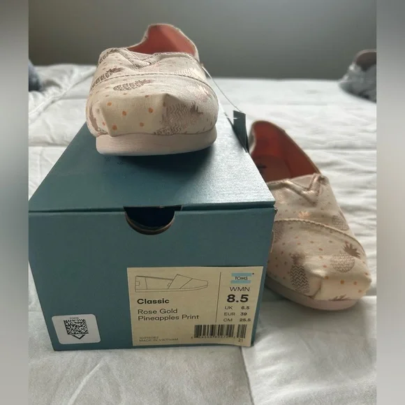 NWB - TOMS - Rose Gold Pineapple Print - 8.5 - Picture 4 of 8